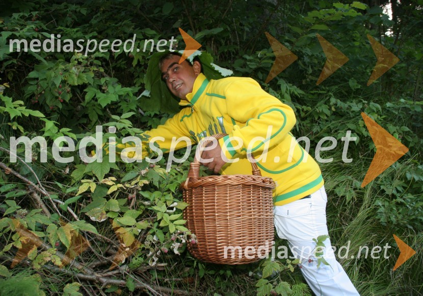 Fredi Miler pri nabiranju gozdnih malinOdštekana Tv - Fredi Miler in Miro V. Kodrič