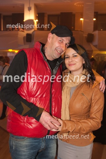 Jože Činč, pevec in dekle DorisBujta repa, prekmurski žur v Ljubljani