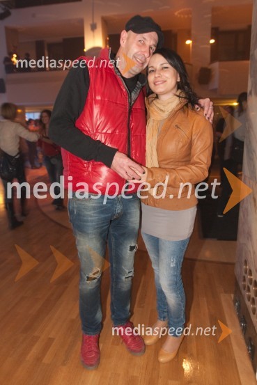 Jože Činč, pevec in dekle DorisBujta repa, prekmurski žur v Ljubljani