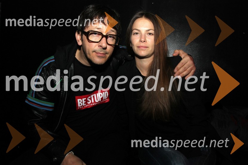 Aljoša Rebolj, fotograf in spremljevalka MiniSeverina, koncert Tridesete u živo