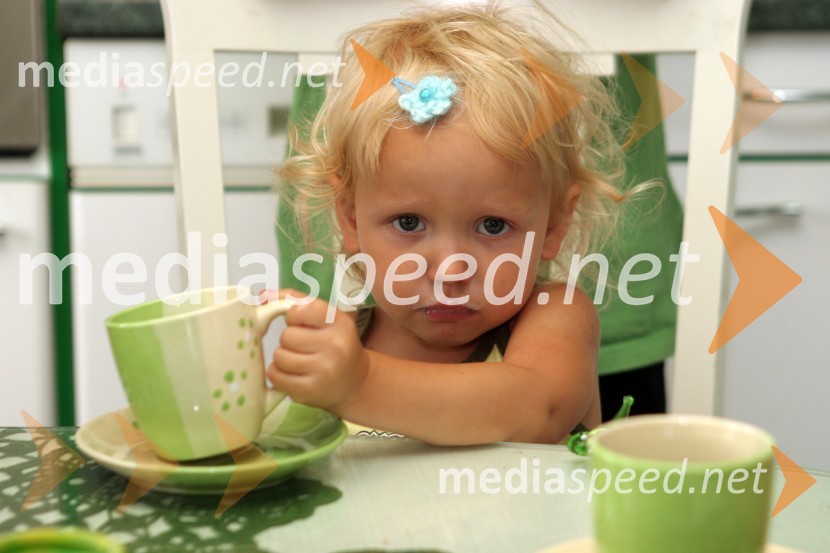 Aiša Naja, hčerka pevke Natalije KolšekNatalija Kolšek, pevka