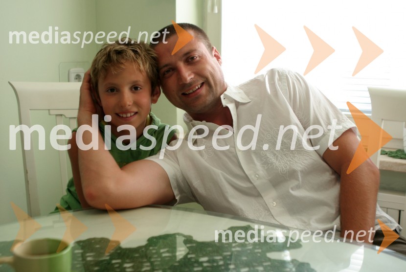 Anej in Marko Gerlušnik, sin in življenjski sopotnik pevke Natalije KolšekNatalija Kolšek, pevka