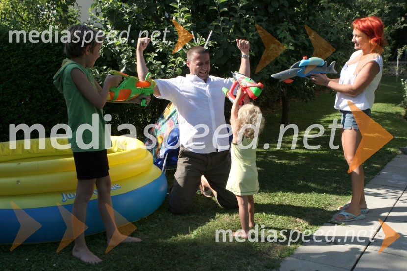 Natalija Kolšek (na desni), pevka z družino: sin Anej, hčerka Aiša Naja in življenjski sopotnik Marko GerlušnikNatalija Kolšek, pevka