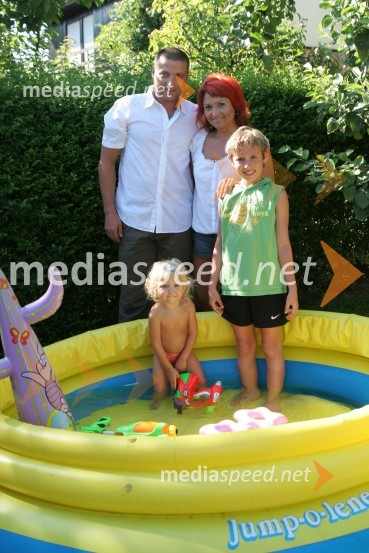 Natalija Kolšek (na desni), pevka z družino: življenjski sopotnik Marko Gerlušnik, hčerka Aiša Naja in sin AnejNatalija Kolšek, pevka