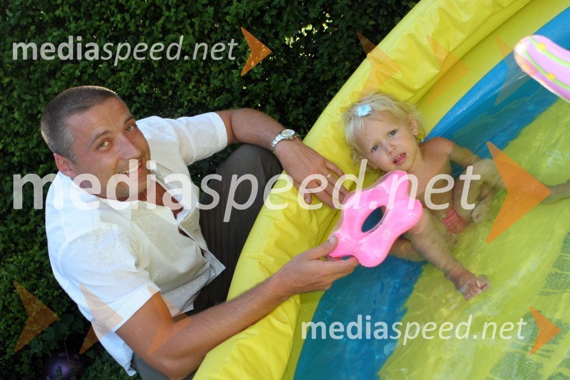 Marko Gerlušnik, življenjski sopotnik pevke Natalije Kolšek in njuna hči Aiša NajaNatalija Kolšek, pevka