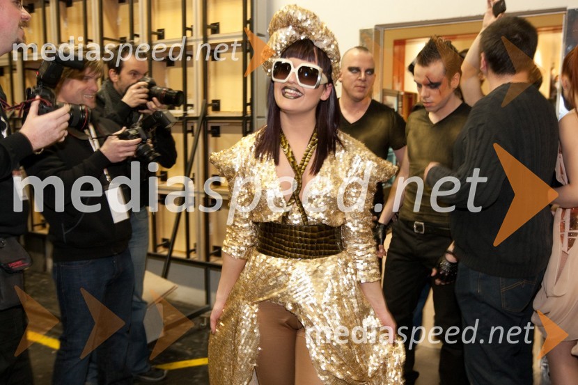 	April, pevkaEMA 2011, zmagovalka je Maja Keuc!