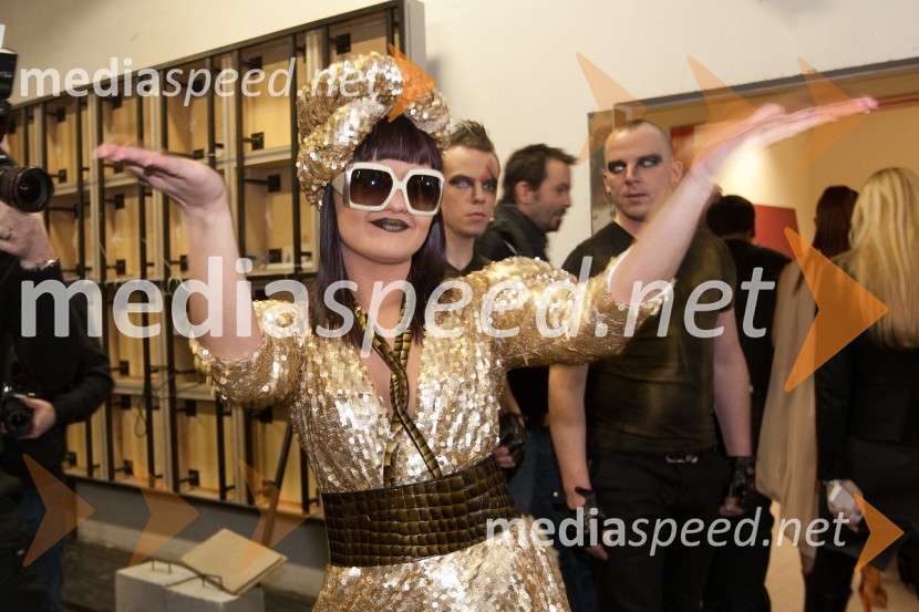 	April, pevkaEMA 2011, zmagovalka je Maja Keuc!