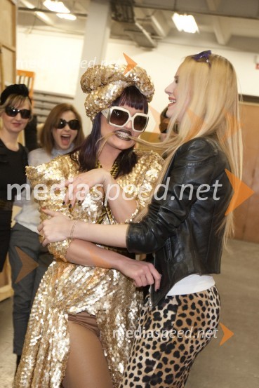 April, pevka ter Jerneja Podbevšek Zhembrovskyy, modna oblikovalka in balerinaEMA 2011, zmagovalka je Maja Keuc!