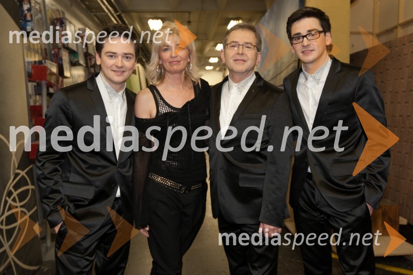 Nino Kozlevčar, Eva Kozlevčar, Tomaž Kozlevčar in Samo KozlevčarEMA 2011, zmagovalka je Maja Keuc!