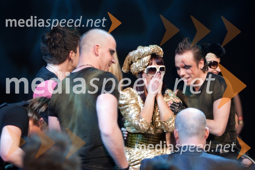 Uroš Kajzer, plesalec, Aleš Vovk-Raay, glasbenik, April, pevka in Matic Purkat, plesalecEMA 2011, zmagovalka je Maja Keuc!