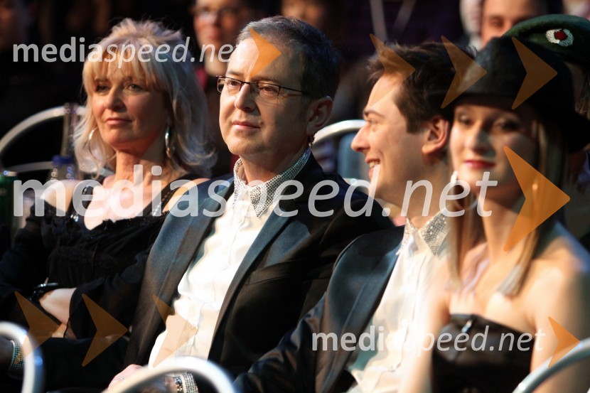 Eva Kozlevčar, Tomaž Kozlevčar, Nino Kozlevčar in Monika Pepelnjak, skupina Time to timeEMA 2011, zmagovalka je Maja Keuc!