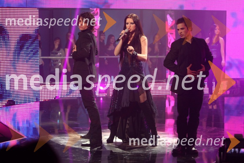 Maja Keuc, pevka in zmagovalka Eme 2011 ter Anže Škrube in Matic Zadravec, člana plesne skupine MaestroEMA 2011, zmagovalka je Maja Keuc!