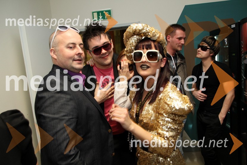 Tomaž Čop- Gverilec Birko, moderator, Aleš Vovk-Raay, glasbenik in April, pevkaEMA 2011, zmagovalka je Maja Keuc!