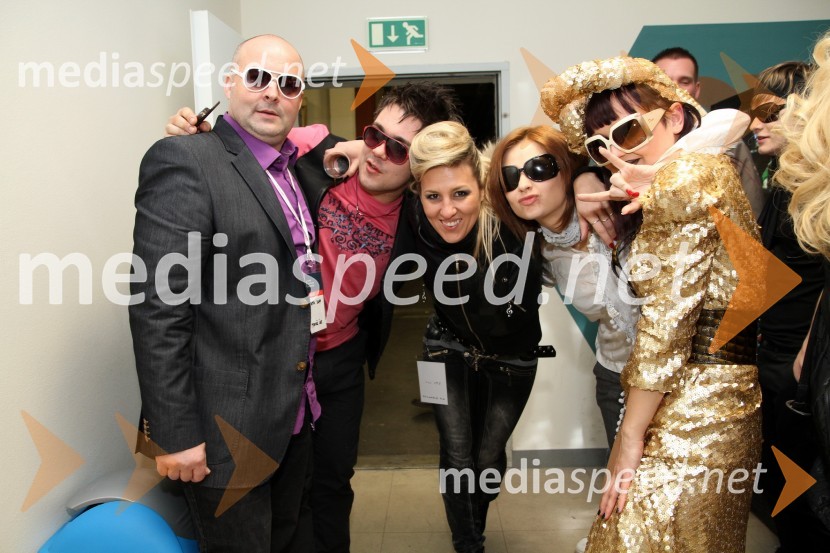 Tomaž Čop- Gverilec Birko, moderator, Aleš Vovk-Raay, glasbenik, Eva Breznikar, Hangar P.R., Marjetka Jurkovnik - Vovk, glasbenica ter April, pevkaEMA 2011, zmagovalka je Maja Keuc!