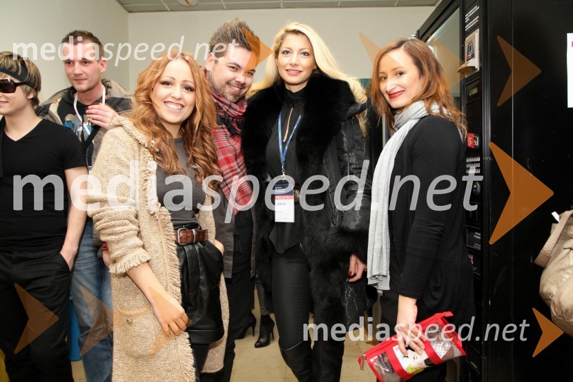 Nina Šušnjara, modna oblikovalka, Nejc Simšič, novinar, Lucija Gubenšek, manekenka in Maja Šušnjara, vizažistkaEMA 2011, zmagovalka je Maja Keuc!