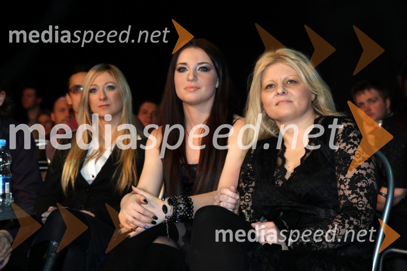 Maja Keuc, pevka in Urša Vlašič, avtorica besedila zmagovalne pesmiEMA 2011, zmagovalka je Maja Keuc!