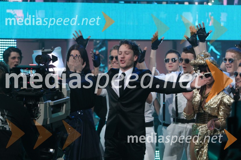 	Klemen Slakonja, igralec in voditelj dogodkaEMA 2011, zmagovalka je Maja Keuc!