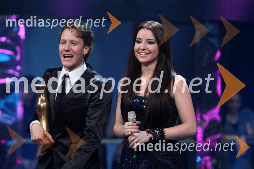 Klemen Slakonja, igralec in voditelj dogodka ter Maja Keuc, pevka in zmagovalka Eme 2011EMA 2011, zmagovalka je Maja Keuc!