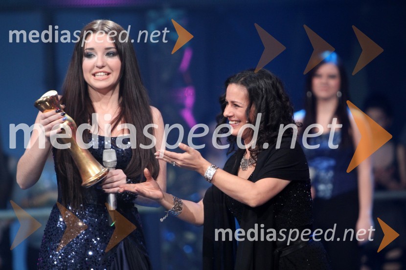 Maja Keuc, pevka in zmagovalka Eme 2011 ter Darja Švajger, pevka in članica strokovne žirije Ema 2011EMA 2011, zmagovalka je Maja Keuc!