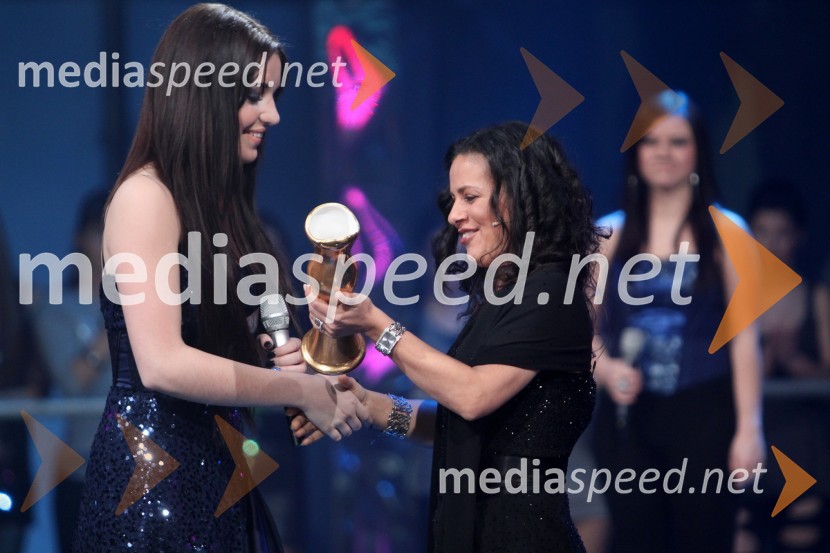 Maja Keuc, pevka in zmagovalka Eme 2011 ter Darja Švajger, pevka in članica strokovne žirije Ema 2011EMA 2011, zmagovalka je Maja Keuc!