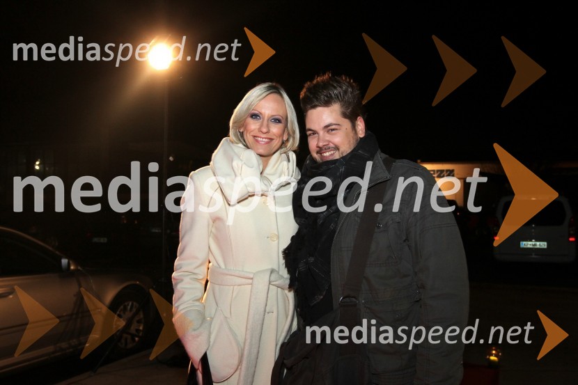 Petra Kerčmar, televizijska voditeljica in Nejc Simšič, novinarVIP zabava revije Obrazi