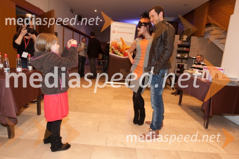 Lina Kuduzović, zmagovalka oddaje Slovenija ima talent, April, pevka in Gregor Bolčina, moderator na Radio 1Koncert za Nino Wabra