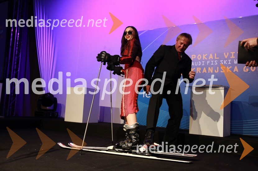 Maja Martina Merljak, igralka in povezovalka prireditve ter Bojan Križaj, nekdanji smučarBela večerja ob 50 letnici Pokala Vitranc