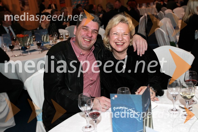 Sabrina Pečelin vodja odnosov z javnostmi pri Porsche Slovenija in njen življenjski sopotnik Aleš RadeljBela večerja ob 50 letnici Pokala Vitranc