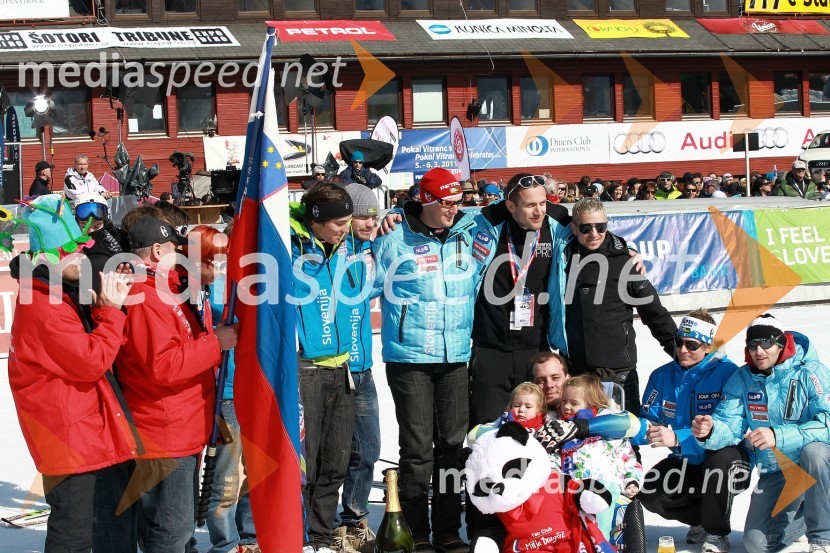 Dominik, navijač, Drago Dragšič, oče Mitje Dragšiča, Eva Dragšič, žena Mitje Dragšiča, Miha Kürner, smučar, Timi Gašperin, smučar, Andrej Šporn, smučar, Jure Košir, nekdanji smučar, Rene Mlekuž, nekdanji smučar, Bernard Vajdič, smučar, Aleš Gorza, smučar, Mitja Dragšič, smučar in njegovi hčerki50. Pokal Vitranc, slalom