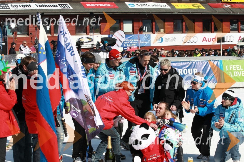 Dominik, navijač, Drago Grubelnik, nekdanji smučar, Drago Dragšič, oče Mitje Dragšiča, Miha Kürner, smučar, Timi Gašperin, smučar, Andrej Šporn, smučar, Jure Košir, nekdanji smučar, Rene Mlekuž, nekdanji smučar, Bernard Vajdič, smučar, Aleš Gorza, smučar, Eva Dragšič, žena Mitje Dragšiča, Mitja Dragšič, smučar in hčerki50. Pokal Vitranc, slalom