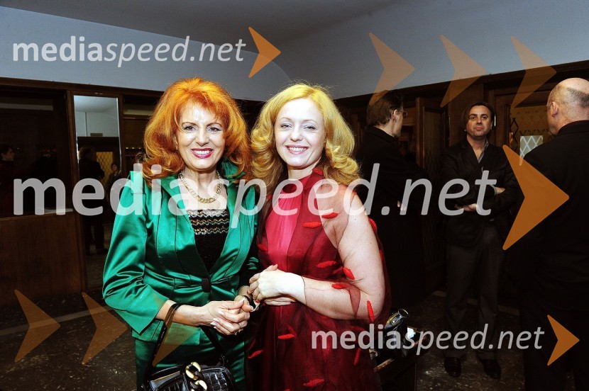 Lidija Dovšak, direktorica NLB d.d., Podružnica Savinjsko – Šaleška ter mag. Tina Kosi, upravnica SLG Celje20. festival Dnevi komedije 2011, zaključek festivala