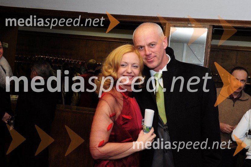 Mag. Tina Kosi, upravnica SLG Celje ter Zdenko Podlesnik, direktor CBH d.o.o. (Celjska borzno posredniška hiša) in predsednik Sveta SLG Celje20. festival Dnevi komedije 2011, zaključek festivala