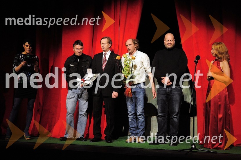 Pia Zemljič, igralka in povezovalka prireditve, Diego de Brea, Žlahtni režiser 2011, Alojz Svete, Janez Škof, Jernej Šugman, igralci ter mag. Tina Kosi, upravnica SLG Celje20. festival Dnevi komedije 2011, zaključek festivala