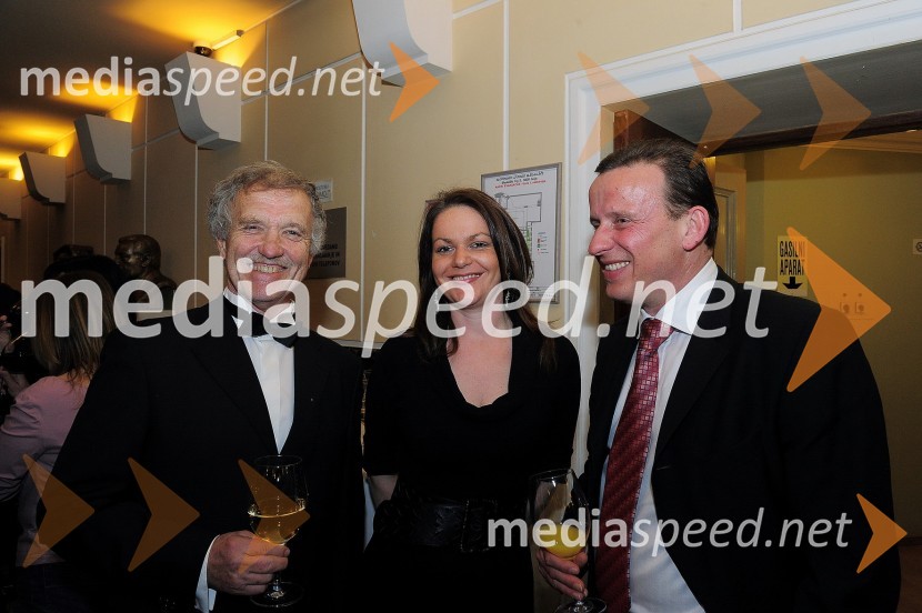 Borut Alujevič, nekdanji upravnik SLG Celje, Bojan Šrot, župan Mestne občine Celje in spremljevalka Katarina Karlovšek20. festival Dnevi komedije 2011, zaključek festivala