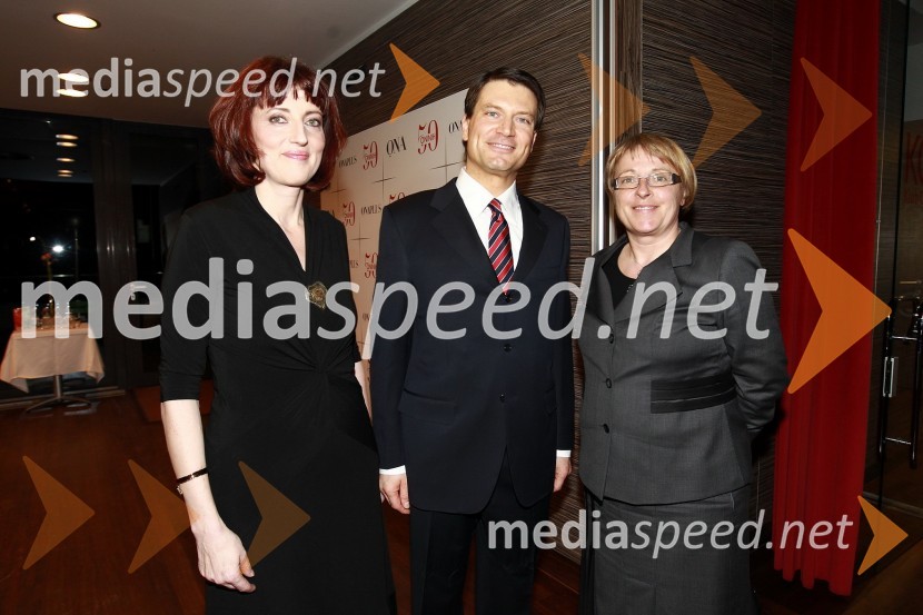 Sabina Obolnar, urednica revij Ona ter Onaplus, Jurij Giacomelli, predsednik uprave družbe Delo d.d. in Cveta Zalokar Oražem, poslankaOna 365 je postala dr. Renata Salecl