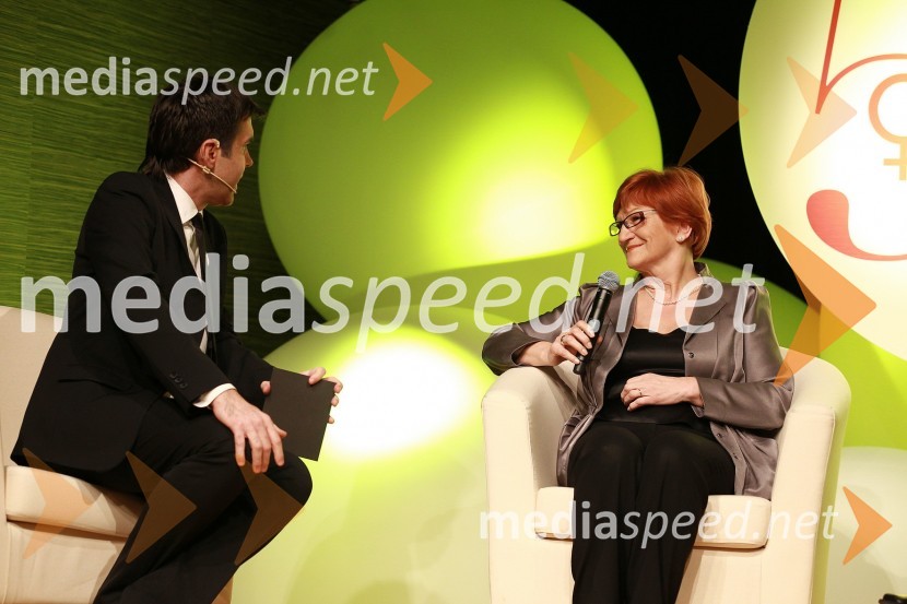 Mario Galunič, voditelj prireditve in dr. Danica Purg, direktorica IEDC Poslovna šola BledOna 365 je postala dr. Renata Salecl