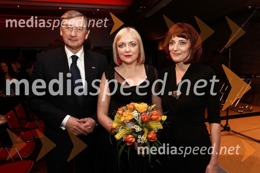 Dr. Danilo Türk, predsednik Republike Slovenije, prof. dr. Renata Salecl, znanstvenica in prejemnica naziva Ona 365 ter Sabina Obolnar, urednica revij Ona ter OnaplusOna 365 je postala dr. Renata Salecl