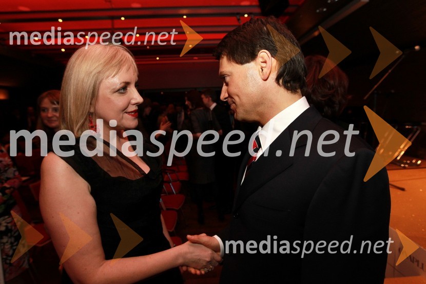 Prof. dr. Renata Salecl, znanstvenica in prejemnica naziva Ona 365 ter Jurij Giacomelli, predsednik uprave družbe Delo d.d. 	Ona 365 je postala dr. Renata Salecl