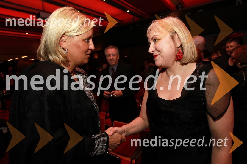 Mojca Seliškar Toš, vodja kabineta predsednika RS ter prof. dr. Renata Salecl, znanstvenica in prejemnica naziva Ona 365 	Ona 365 je postala dr. Renata Salecl