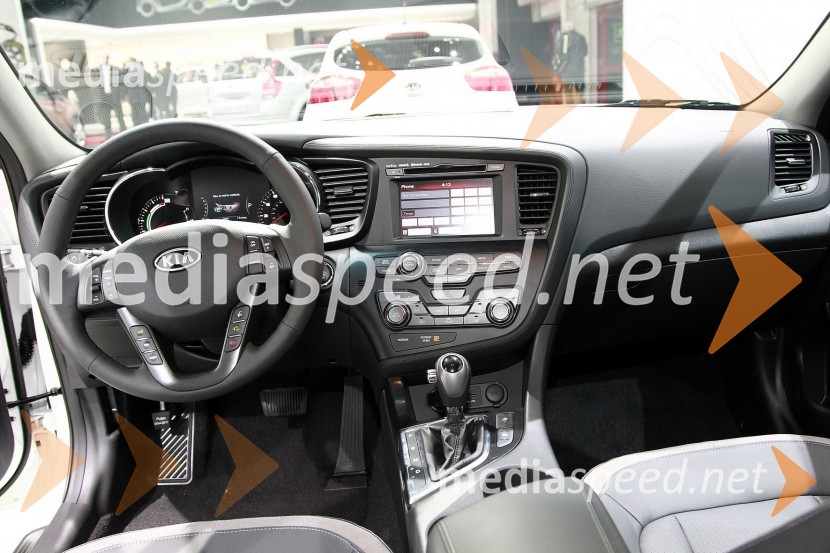 Kia Optima Hybrid, notranjostKia v Ženevi 2011