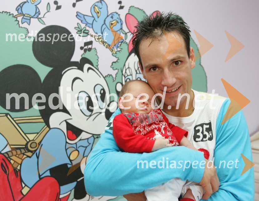 Taekwondoist in kickbokser Tomaž Barada s hčerko TyroTomaž Barada, taekwondoist in kickbokser