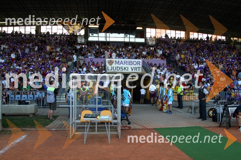 Pogled na tribuno in vhodNK Maribor - Villareal CF, nogometna tekma