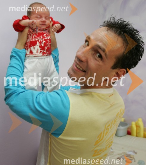 Taekwondoist in kickbokser Tomaž Barada s hčerko TyroTomaž Barada, taekwondoist in kickbokser