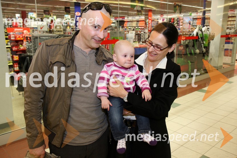 Mladen in Mojca Basle z nečakinjoEuropark, modna revija pomlad - poletje 2011