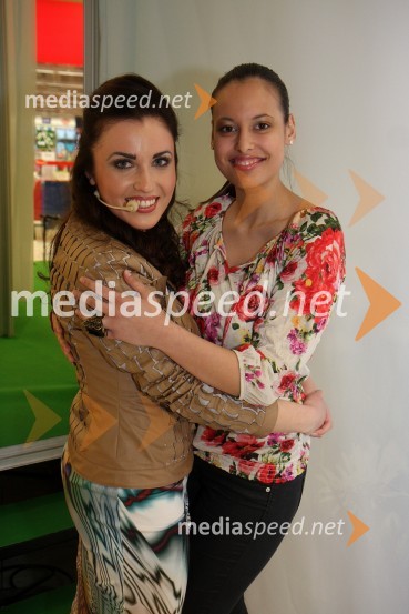 Maja Martina Merljak, igralka in povezovalka modne revije ter Nuša Basle alias Maria Masle, pevkaEuropark, modna revija pomlad - poletje 2011