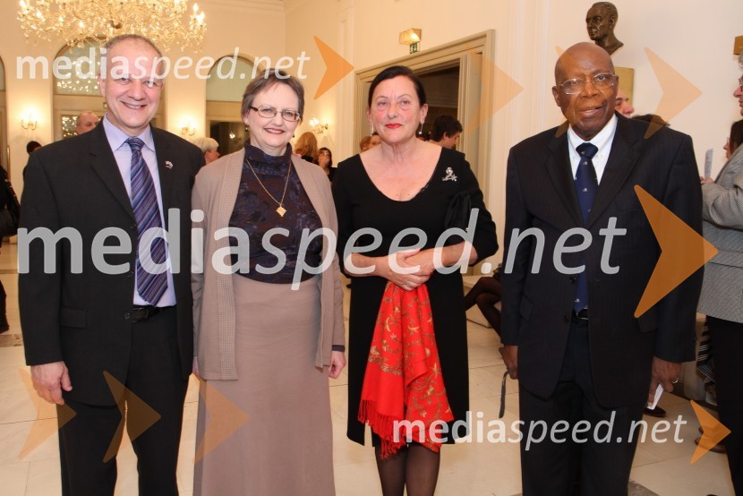 Joseph A. Mussomeli, veleposlanik Amerike v Sloveniji s soprogo, Dunja Bezjak, članica ženskega društva S.I.L.A. in Johnny Young, nekdanji veleposlanik Amerike v SlovenijiMoč usode, premiera v SNG Maribor