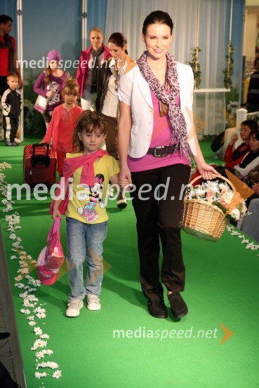 ... in Sandra Adam, Miss Slovenije 2010Europark, modna revija pomlad - poletje 2011