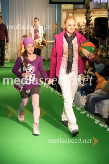 ... in Polona Golob, manekenkaEuropark, modna revija pomlad - poletje 2011