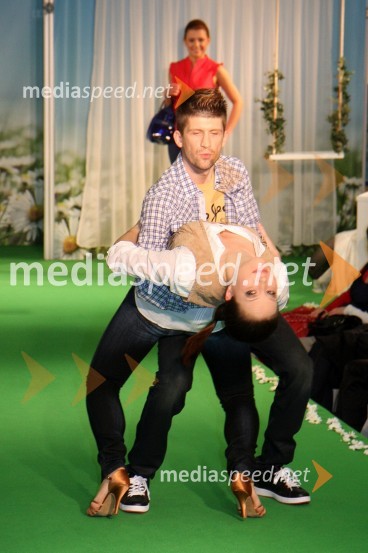 Špela Kralj, plesalka in Tomaž Mihelič - Marlenna, novinarEuropark, modna revija pomlad - poletje 2011