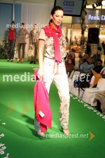 Iris Mulej, miss Slovenije 2006Europark, modna revija pomlad - poletje 2011